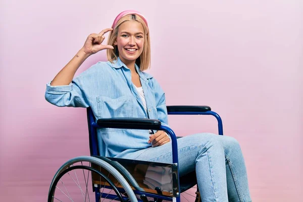 Beautiful Blonde Woman Sitting Wheelchair Smiling Confident Gesturing Hand Doing — Stok fotoğraf