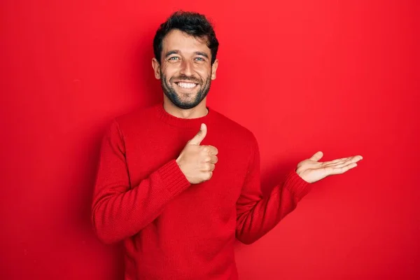 Homem Bonito Com Barba Vestindo Camisola Vermelha Casual Mostrando Mão — Fotografia de Stock