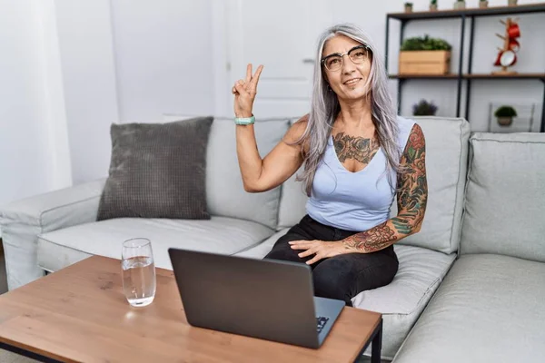 Medelålders Gråhårig Kvinna Använder Laptop Hemma Leende Med Glada Ansikte — Stockfoto