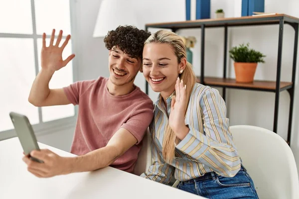 Jovem Casal Sorrindo Feliz Fazendo Chamada Vídeo Usando Smartphone Casa — Fotografia de Stock