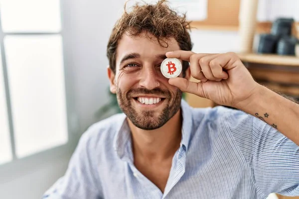 若いですヒスパニックビジネスマン笑顔幸せな保持ビットコイン上の目にオフィス — ストック写真