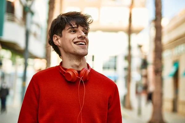 Joven Hombre Hispano Sonriendo Feliz Usando Auriculares Ciudad — Foto de Stock