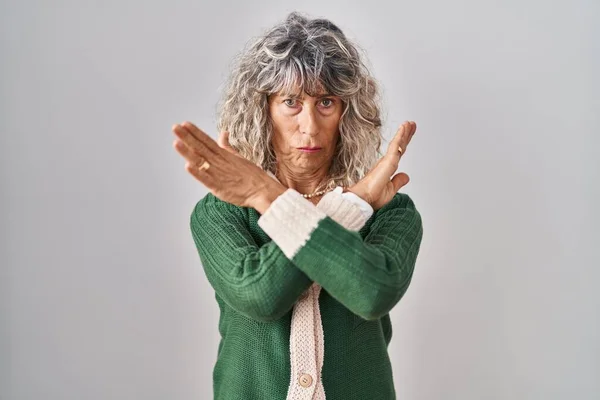 Orta Yaşlı Bir Kadın Beyaz Arka Planda Duruyor Reddedilmiş Yüz — Stok fotoğraf