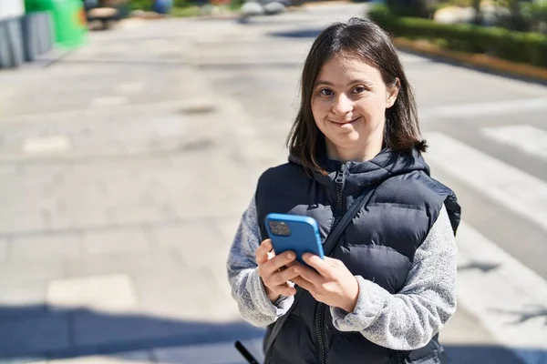 Jovem Com Síndrome Sorrindo Confiante Usando Smartphone Rua — Fotografia de Stock