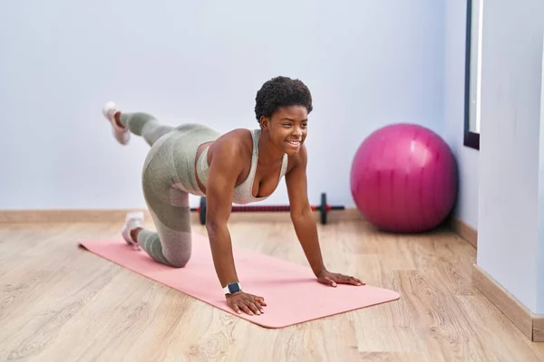 Afroamerikanerin Lächelt Selbstbewusst Beim Training Der Beine Sportzentrum — Stockfoto