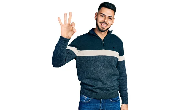 Homem Hispânico Jovem Com Barba Vestindo Camisola Inverno Casual Sorrindo — Fotografia de Stock