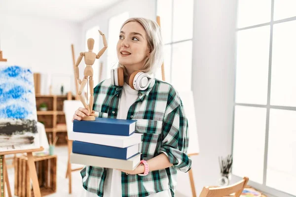 Jeune Fille Étudiante Artiste Souriant Heureux Utilisant Des Écouteurs Tenant — Photo