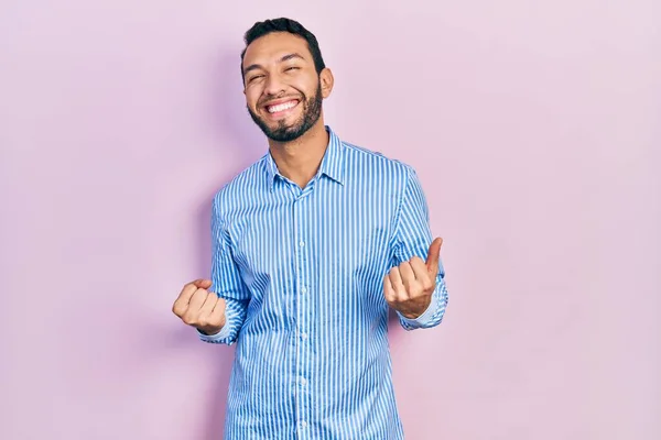 Homem Hispânico Com Barba Vestindo Camisa Azul Casual Muito Feliz — Fotografia de Stock