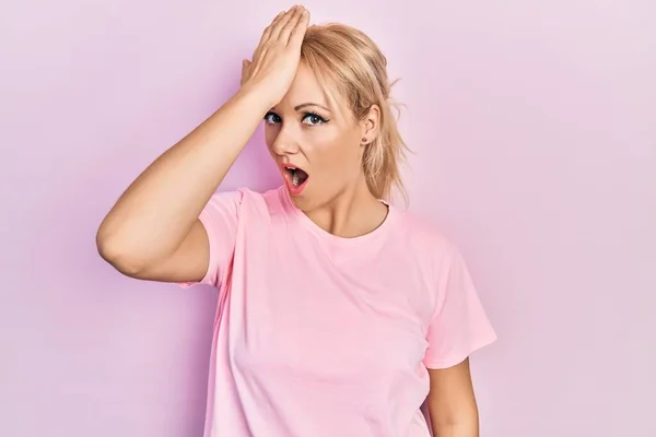 Junge Blonde Frau Lässigem Rosa Shirt Überrascht Mit Hand Auf — Stockfoto
