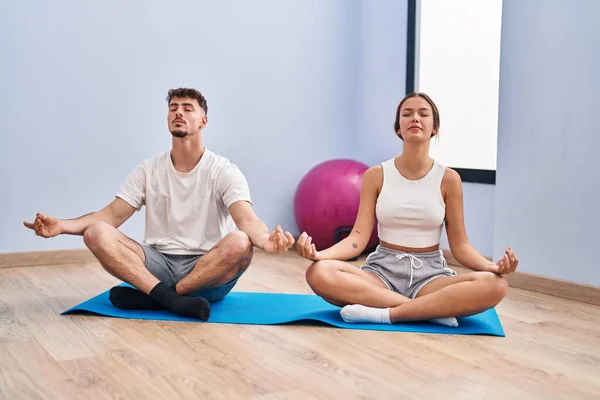 Jonge Man Vrouw Paar Training Yoga Oefening Sportcentrum — Stockfoto