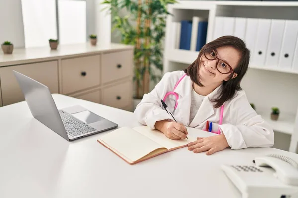 Syndrome Woman Wearing Doctor Uniform Working Clinic — Stockfoto