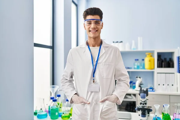 Giovane Uomo Ispanico Indossa Uniforme Scienziato Piedi Laboratorio — Foto Stock