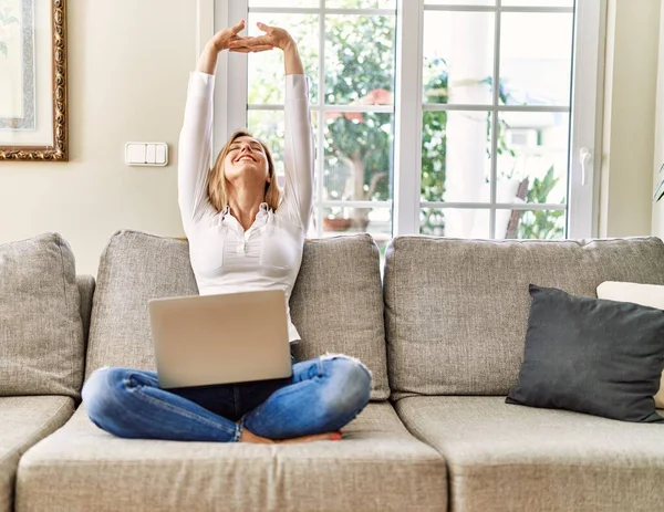 Ung Blond Kvinna Sträcker Armarna Med Bärbar Dator Hemma — Stockfoto