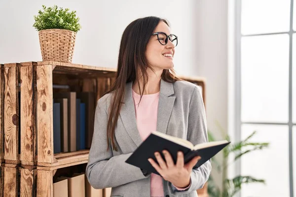 Joven Psicóloga Sonriendo Libro Lectura Segura Centro Psicología — Foto de Stock