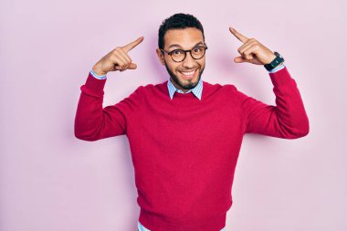 Sakallı, iş gömleği ve gözlüklü, gülümseyen, iki eliyle kafasını gösteren, harika bir fikir ya da düşünce, iyi bir hafıza. 