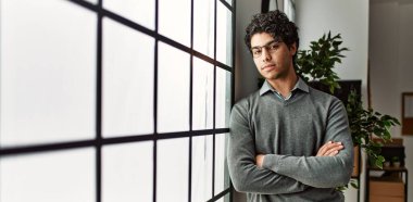 Genç İspanyol işadamı ofiste kollarını kavuşturup rahatladı..