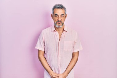 Gri saçlı, bunalımlı, sıkıntılı, sinirli ve korkmuş, orta yaşlı yakışıklı bir adam. hüzünlü ifade. 