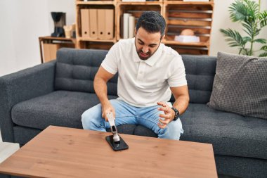 Genç İspanyol adam evde çekiçle akıllı telefonu kırdığını vurguladı.