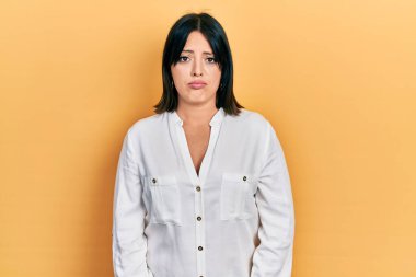 Gündelik giysiler giyen genç İspanyol kadın depresyonda ve endişe içinde, kızgın ve korkmuş bir şekilde ağlıyor. hüzünlü ifade. 