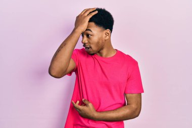 Casua tişörtü giyen genç Afro-Amerikan bir adam hata yaptığında el ele şaşırır. Hatayı hatırla. Unuttum, kötü hafıza kavramı. 