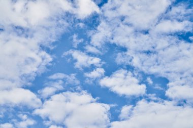 Güneşli bir günde bulutlu güzel mavi gökyüzü