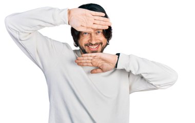 Orta yaşlı, günlük kıyafetler giyen, neşeli gülümseyen, yüzü belli olan beyaz bir adam. Şaşırdım ve çıktım. 