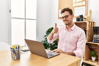 Ofisteki sağır işaret diliyle iletişim kuran Latin asıllı genç adam.