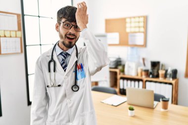 Ofiste sakallı, doktor üniforması giyen ve steteskop takan İspanyol bir adam hata için el ele tutuşurken şaşırdı, unutma. Unuttum, kötü hafıza kavramı. 