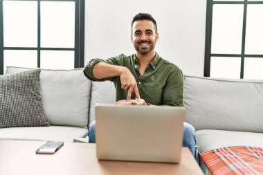 Genç İspanyol adam evde sağırlarla video görüşmesi yapıyor.