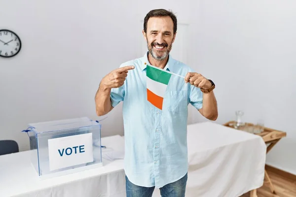 Medelålders Man Med Skägg Politisk Kampanj Val Håller Ireland Flaggan — Stockfoto