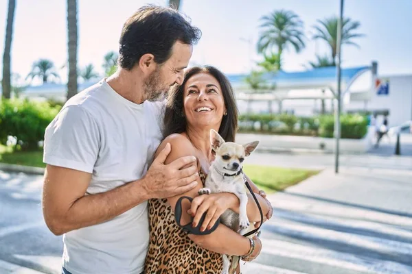 Middelbare Leeftijd Man Vrouw Paar Houden Chihuahua Knuffelen Elkaar Straat — Stockfoto