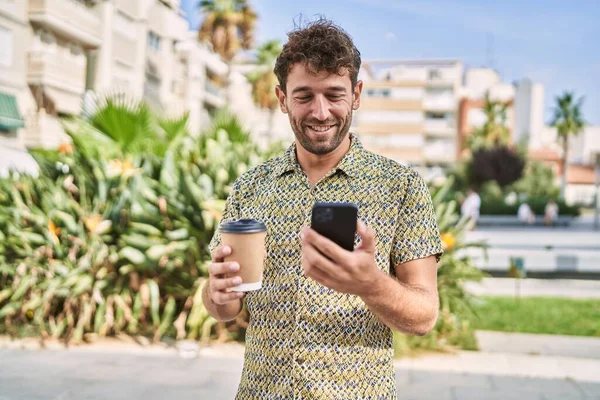 Joven Hispano Usando Smartphone Bebiendo Café Parque — Foto de Stock
