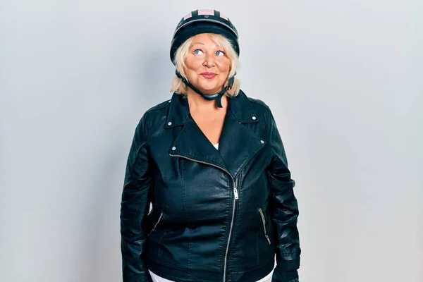 Middle Age Blonde Woman Holding Motorcycle Helmet Smiling Looking Side — 스톡 사진