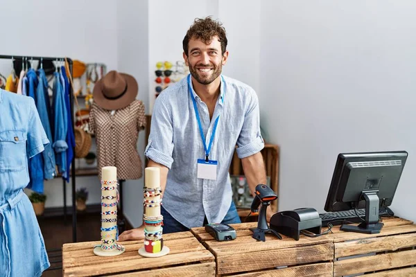 Jovem Lojista Hispânico Homem Sorrindo Feliz Trabalhando Loja Roupas — Fotografia de Stock