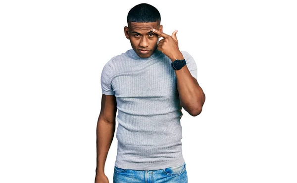 Jeune Homme Noir Portant Shirt Décontracté Pointant Malheureux Boutons Sur — Photo
