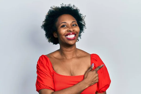Joven Mujer Afroamericana Vistiendo Ropa Casual Alegre Con Una Sonrisa —  Fotos de Stock