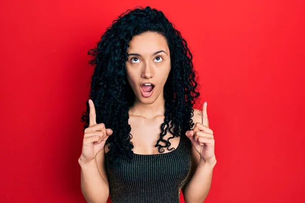 Young Hispanic Woman Curly Hair Wearing Casual Style Sleeveless Shirt —  Fotos de Stock