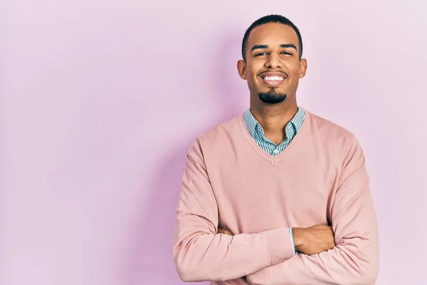 Jonge Afro Amerikaanse Man Met Elegante Kleren Vrolijk Gezicht Lachend — Stockfoto