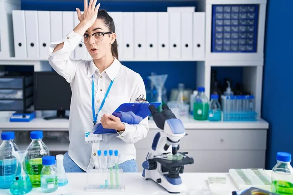 Young Brunette Woman Working Scientist Laboratory Surprised Hand Head Mistake — ストック写真