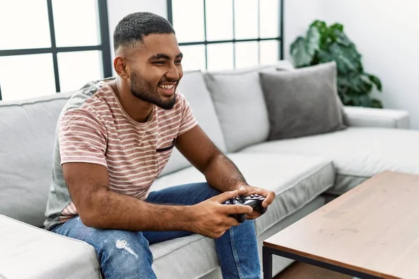 Jovem Árabe Homem Sorrindo Confiante Jogar Videogame Casa — Fotografia de Stock