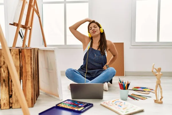 Joven Artista Hispana Sonriendo Feliz Dibujo Estudio Arte — Foto de Stock