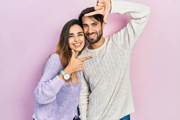 幸せな顔で手や指でフレームを作る笑顔カジュアルな服を着て若いヒスパニック系のカップル 創造性と写真の概念 — ストック写真