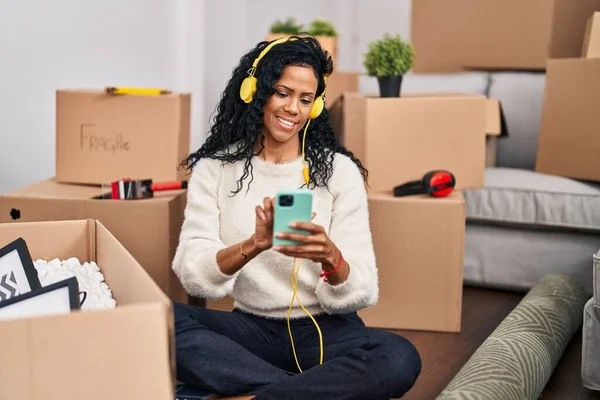 Afro Amerikaanse Vrouw Luisteren Naar Muziek Zitten Vloer Nieuw Huis — Stockfoto