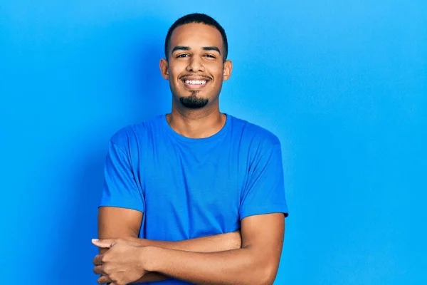 Giovane Uomo Afroamericano Indossa Casual Blu Shirt Volto Felice Sorridente — Foto Stock