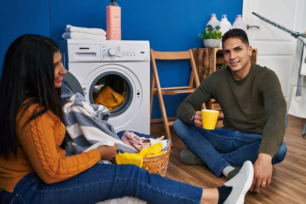 Man Och Kvinna Tvättar Kläder Dricker Kaffe Tvättstugan — Stockfoto
