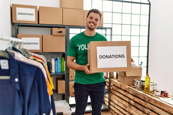 Jonge Spaanse Man Vrijwilligersuniform Met Donaties Een Kartonnen Doos Een — Stockfoto