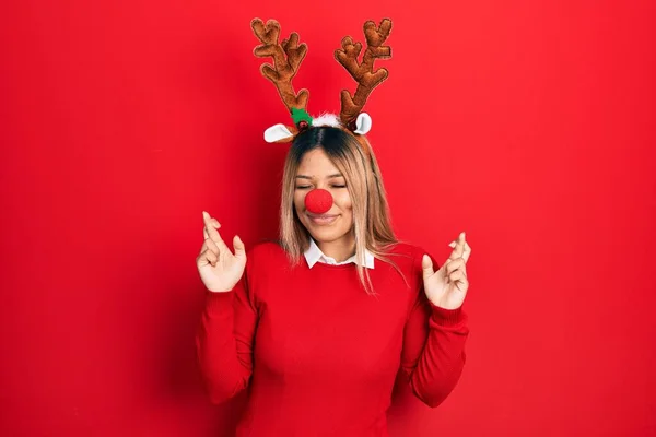 Hermosa Mujer Hispana Con Sombrero Navidad Ciervo Nariz Roja Señalando —  Fotos de Stock
