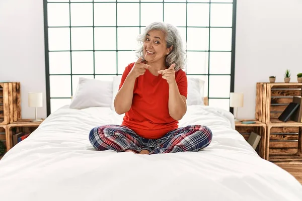 Mujer Mediana Edad Con Pelo Gris Sentado Cama Casa Señalando — Foto de Stock