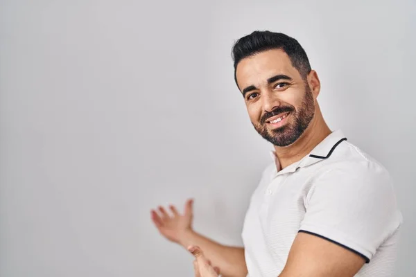 Joven Hombre Hispano Con Barba Vistiendo Ropa Casual Sobre Fondo —  Fotos de Stock