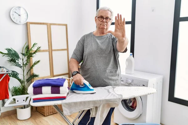 Uomo Anziano Caucasico Stiratura Vestiti Casa Con Mano Aperta Facendo — Foto Stock